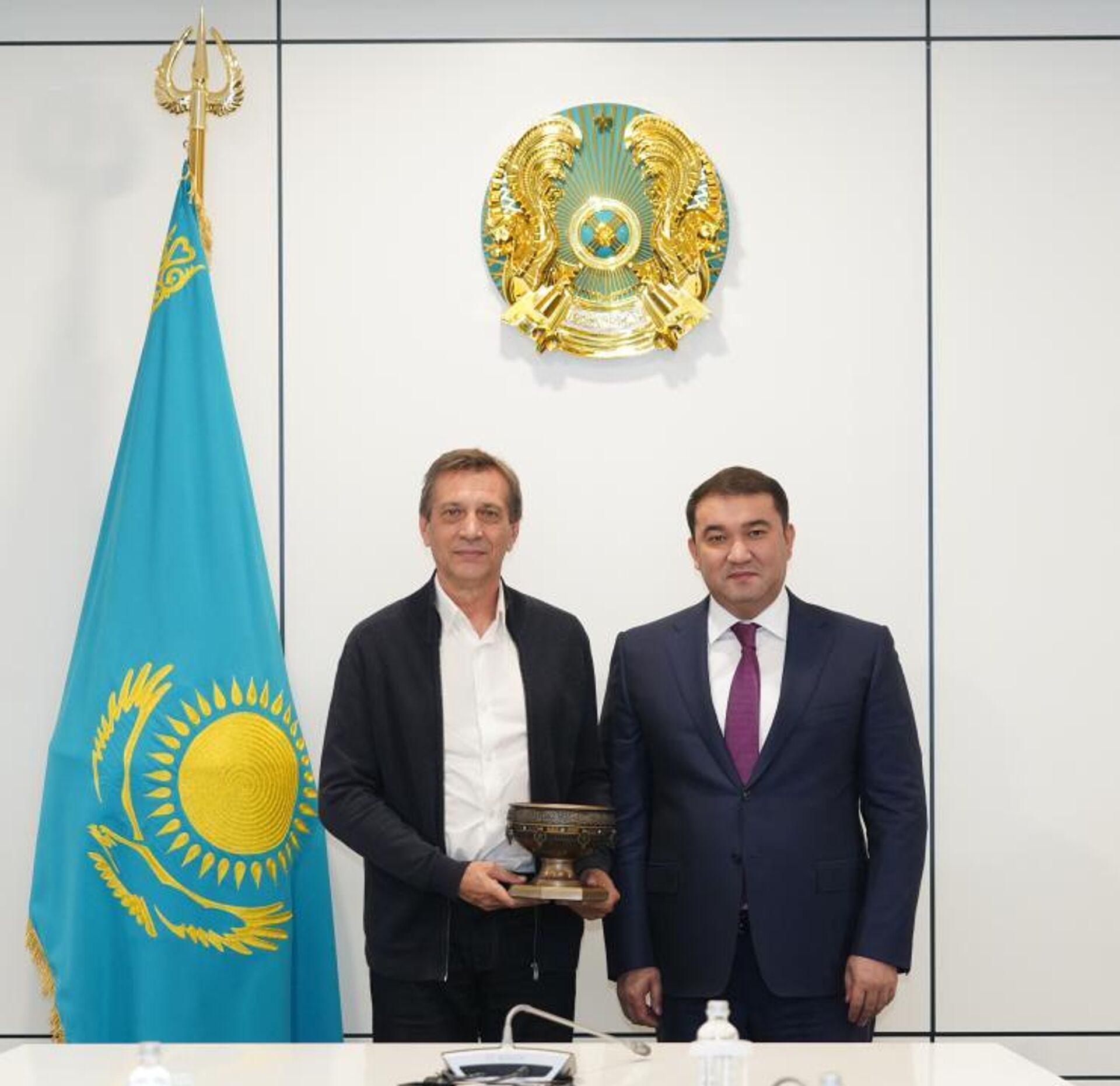 Режиссер Сергей Дворцевой и аким Туркестанской области Нурлхан Кушеров Режиссер Сергей Дворцевой и аким Туркестанской области Нурлхан Кушеров - Sputnik Казахстан, 1920, 16.09.2026