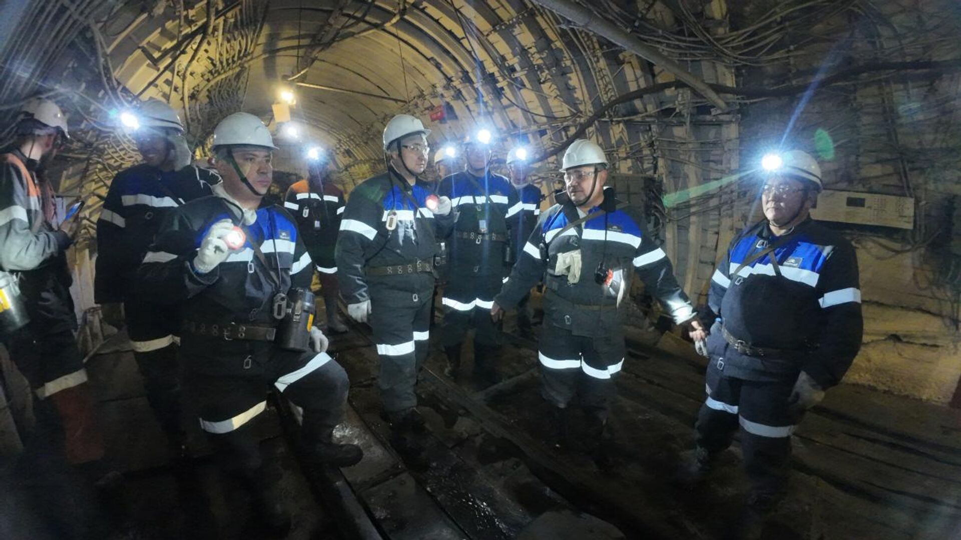 Төтенше жағдайлар министрі Костенко шахтасының тереңдігіне түсті Төтенше жағдайлар министрі Костенко шахтасының тереңдігіне түсті - Sputnik Қазақстан, 1920, 18.09.2026