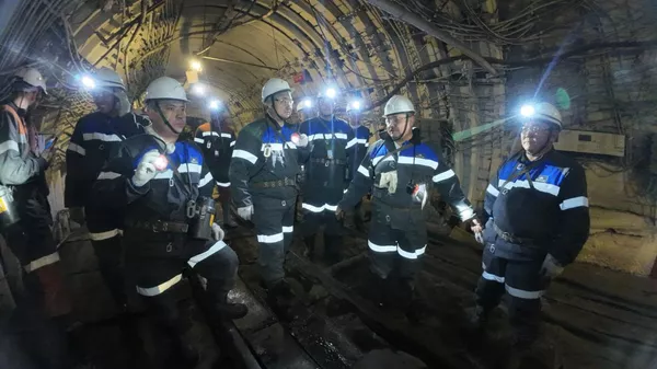 Төтенше жағдайлар министрі Костенко шахтасының тереңдігіне түсті - Sputnik Қазақстан
