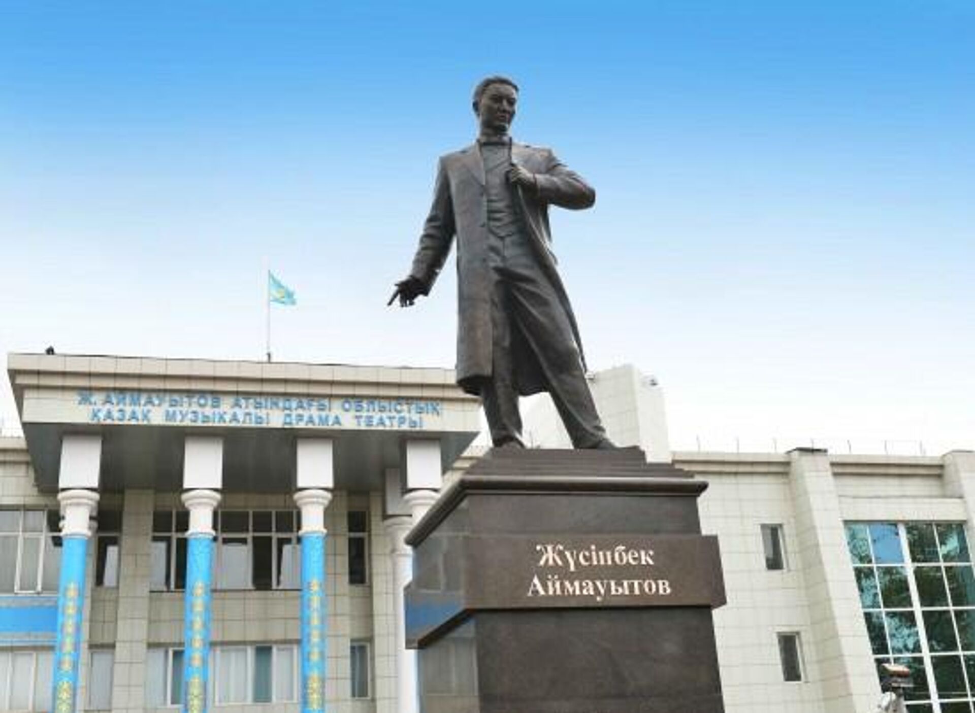 Памятник Жусупбеку Аймауытову в Павлодаре Памятник Жусупбеку Аймауытову в Павлодаре - Sputnik Казахстан, 1920, 18.09.2026