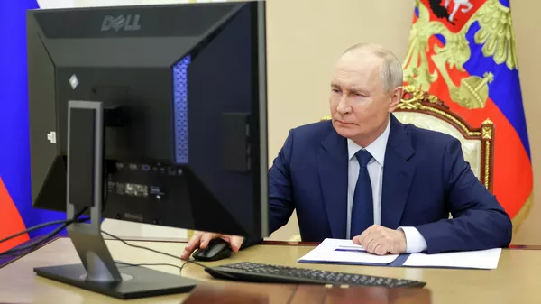 Президент России Владимир Путин проголосовал на выборах депутатов в Госдуму РФ - Sputnik Казахстан