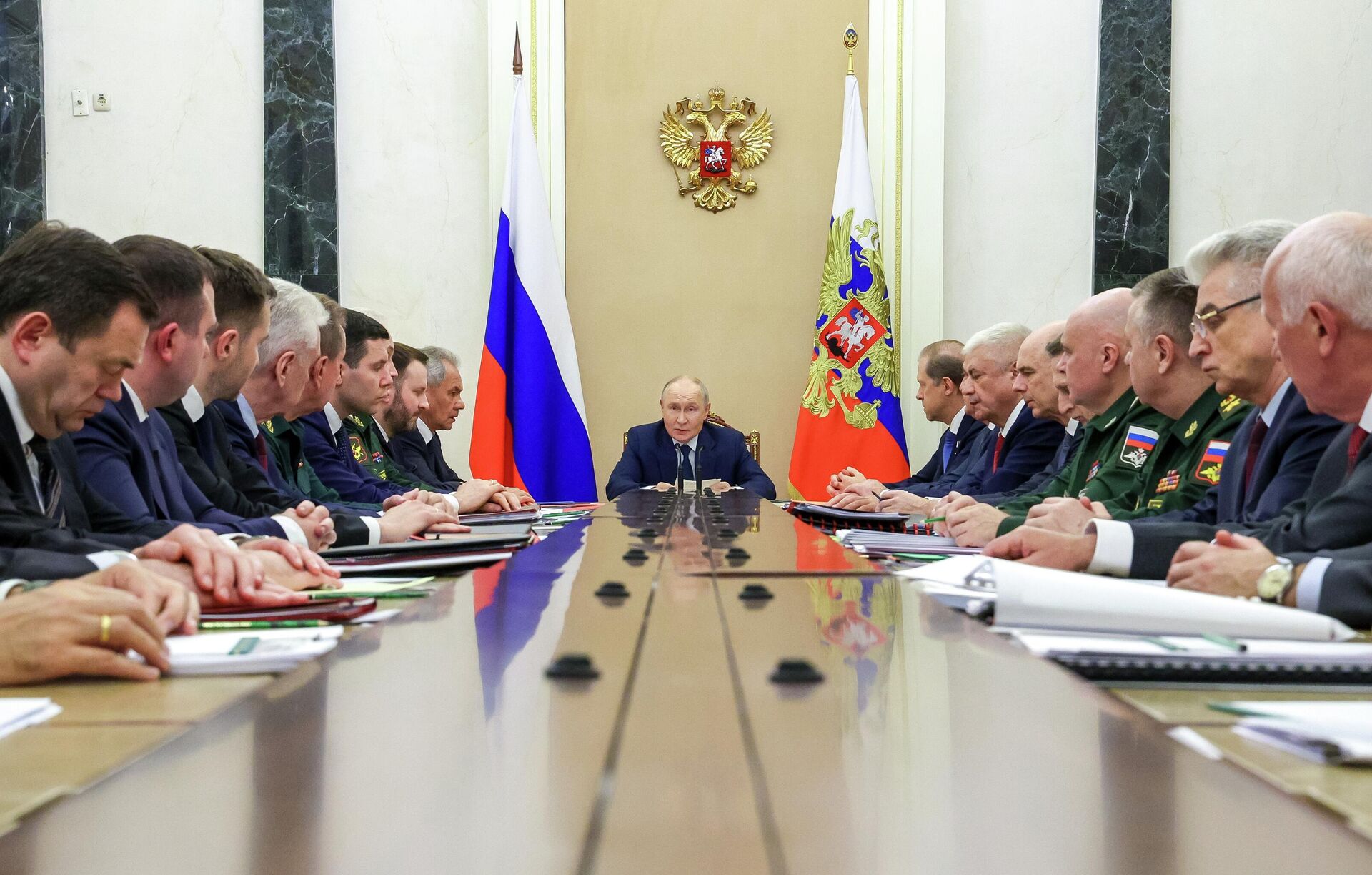 Президент Владимир Путин провел заседание Военно-промышленной комиссии Президент Владимир Путин провел заседание Военно-промышленной комиссии - Sputnik Казахстан, 1920, 19.09.2026