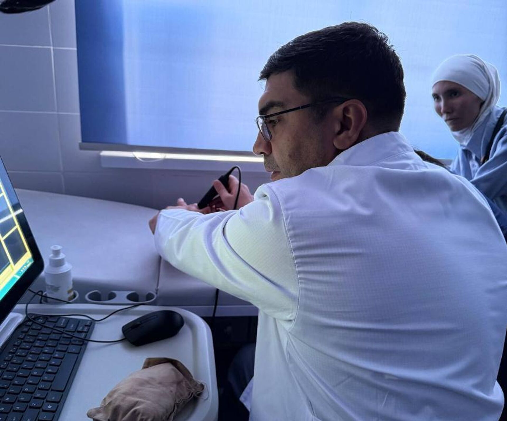 В рамках проведения Дней казахстанской медицины в Кыргызстане специалисты КазНИИ глазных болезней провели ряд рабочих встреч с ведущими офтальмологами Кыргызстана - Sputnik Казахстан, 1920, 21.09.2026