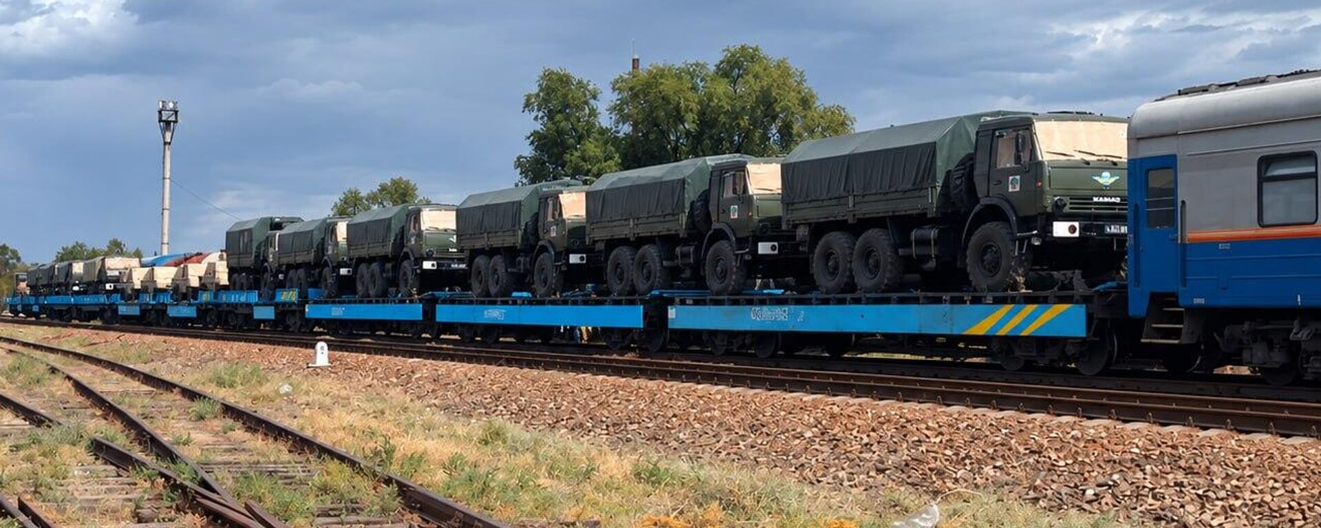 Перемещение военной техники в ходе учений Перемещение военной техники в ходе учений - Sputnik Казахстан, 1920, 21.09.2026