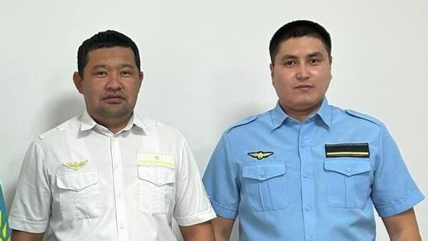 Машинист Даулет Осербай и его помощник Машинист Даулет Осербай и его помощник - Sputnik Казахстан