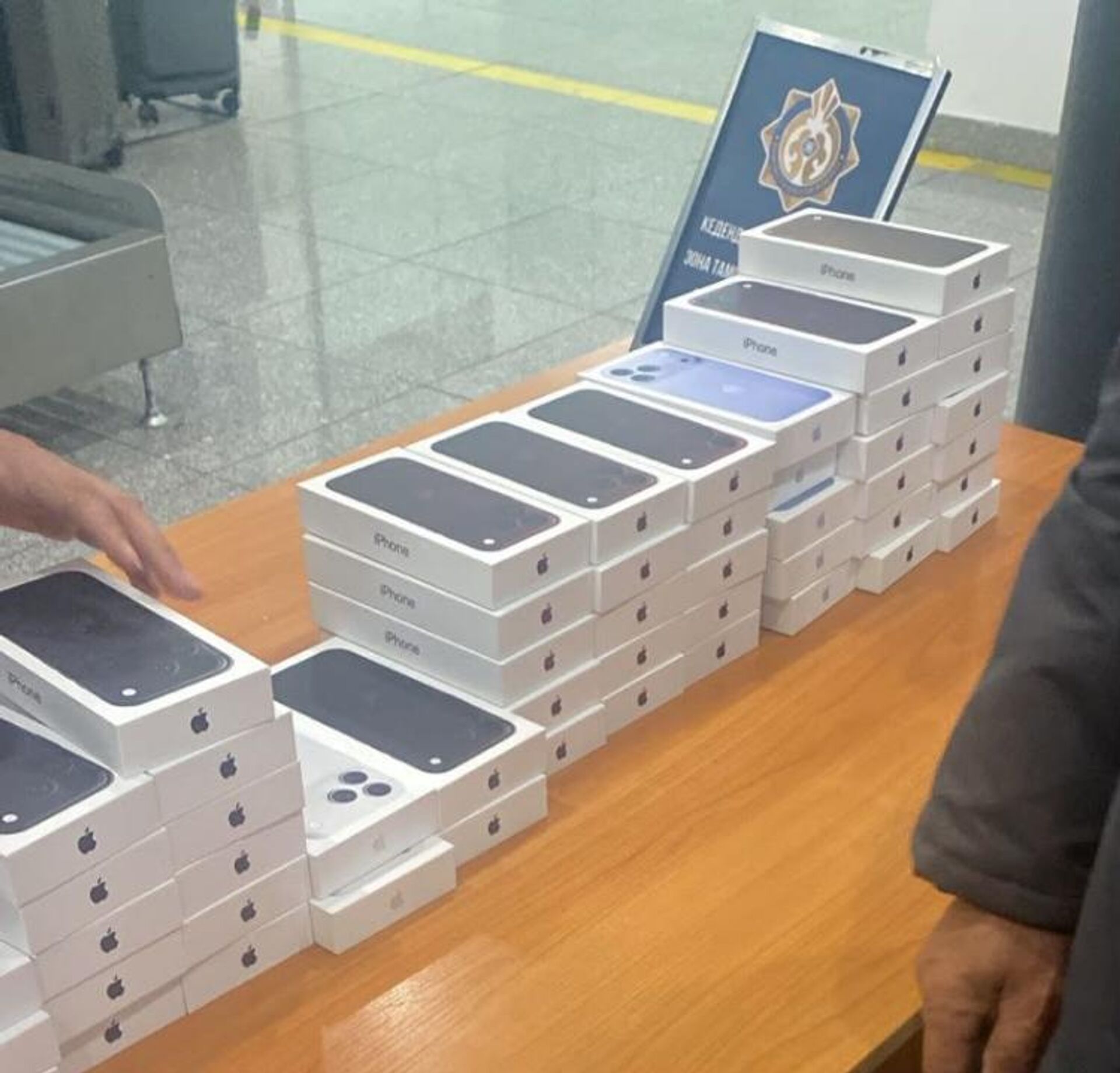 Астана әуежайында 223 дана iPhone 18 смартфонын заңсыз кіргізбек болған - Sputnik Қазақстан, 1920, 22.09.2026