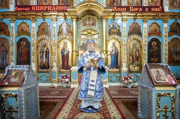 Митрополит Астанайский и Казахстанский Александр совершил Божественную Литургию в Михаило-Архангельском соборе Уральска - Sputnik Казахстан