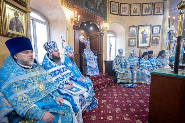 Митрополит Астанайский и Казахстанский Александр совершил Божественную Литургию в Михаило-Архангельском соборе Уральска - Sputnik Казахстан