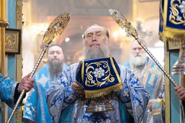 Митрополит Астанайский и Казахстанский Александр совершил Божественную Литургию в Михаило-Архангельском соборе Уральска - Sputnik Казахстан