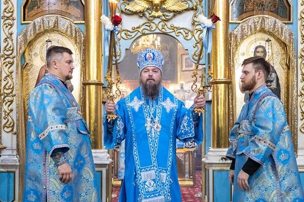 Митрополит Астанайский и Казахстанский Александр совершил Божественную Литургию в Михаило-Архангельском соборе Уральска - Sputnik Казахстан