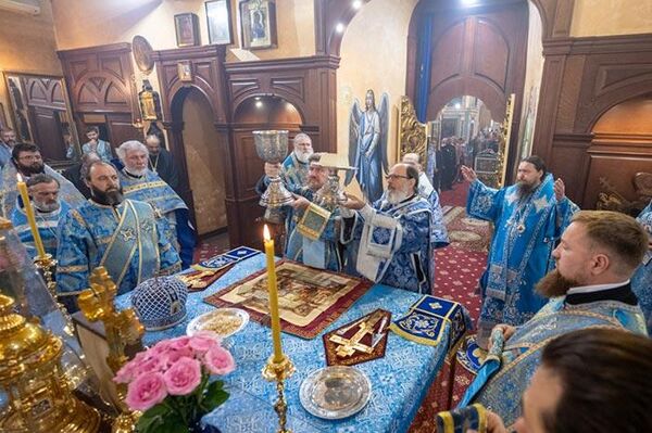 Митрополит Астанайский и Казахстанский Александр совершил Божественную Литургию в Михаило-Архангельском соборе Уральска - Sputnik Казахстан