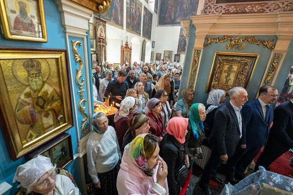 Митрополит Астанайский и Казахстанский Александр совершил Божественную Литургию в Михаило-Архангельском соборе Уральска - Sputnik Казахстан