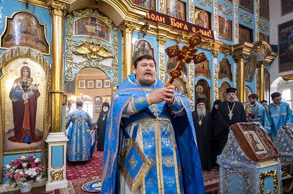 Митрополит Астанайский и Казахстанский Александр совершил Божественную Литургию в Михаило-Архангельском соборе Уральска - Sputnik Казахстан