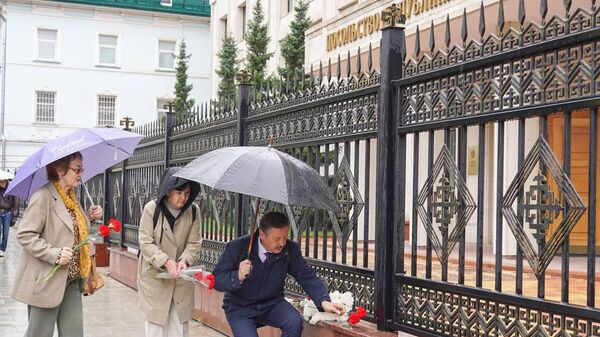 Весь день россияне несли цветы к зданиям посольства Казахстана в Москве и генконсульств Весь день россияне несли цветы к зданиям посольства Казахстана в Москве и генконсульств - Sputnik Казахстан