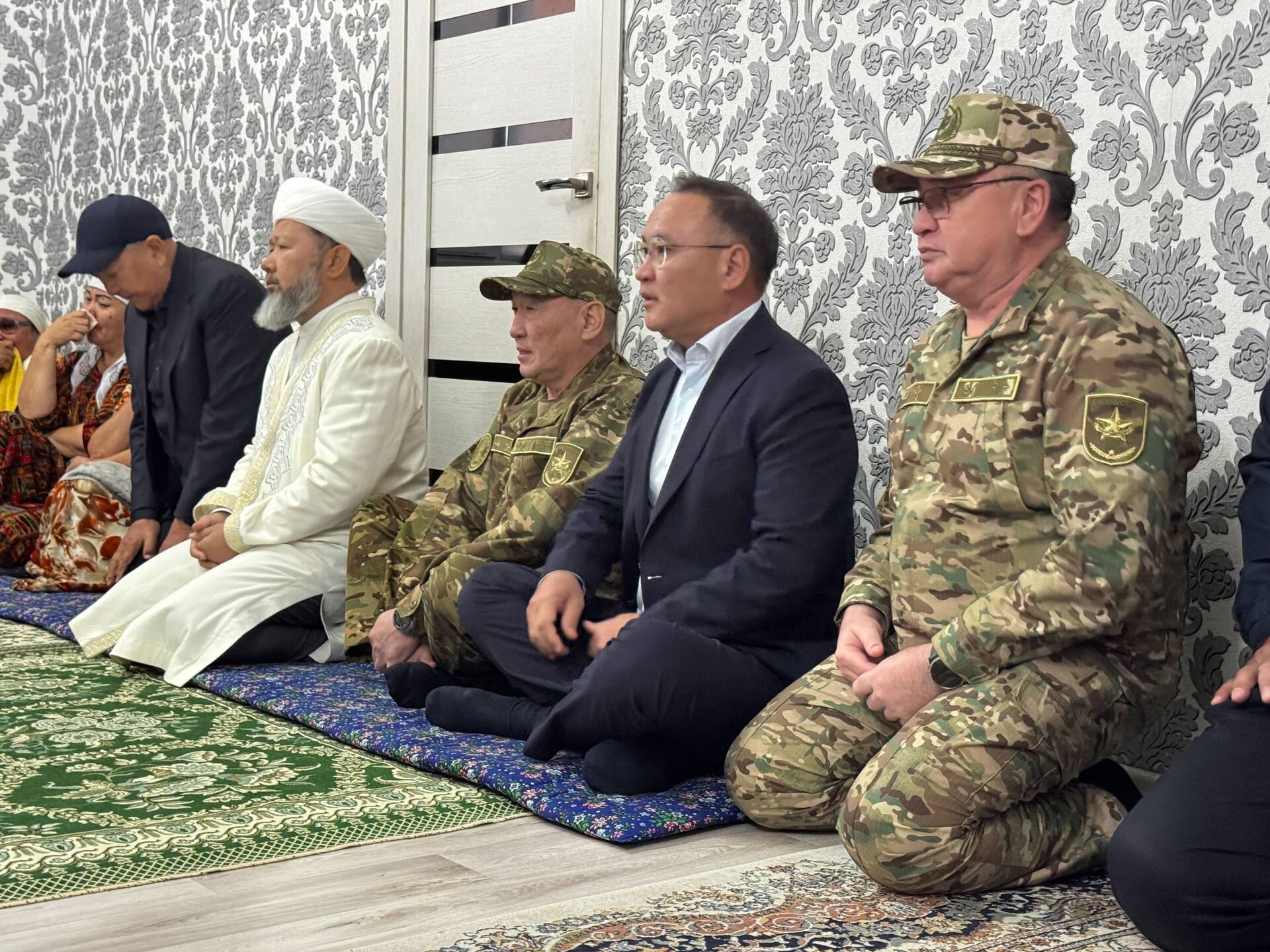 Министр обороны Казахстана Даурен Косанов встретился с семьями погибших военнослужащих - Sputnik Казахстан, 1920, 26.09.2026