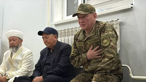 Қорғаныс министрі Дәурен Қосанов қаза болған әскери қызметшілердің отбасымен кездесті - Sputnik Қазақстан