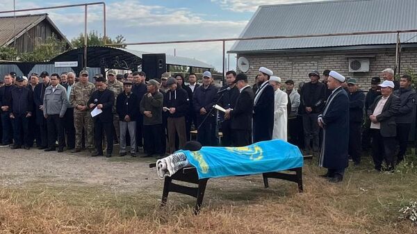 Батыс Қазақстан облысында Каспий теңізіндегі оқу-жаттығу кезінде қаза тапқан әскери қызметшілер жерленді - Sputnik Қазақстан