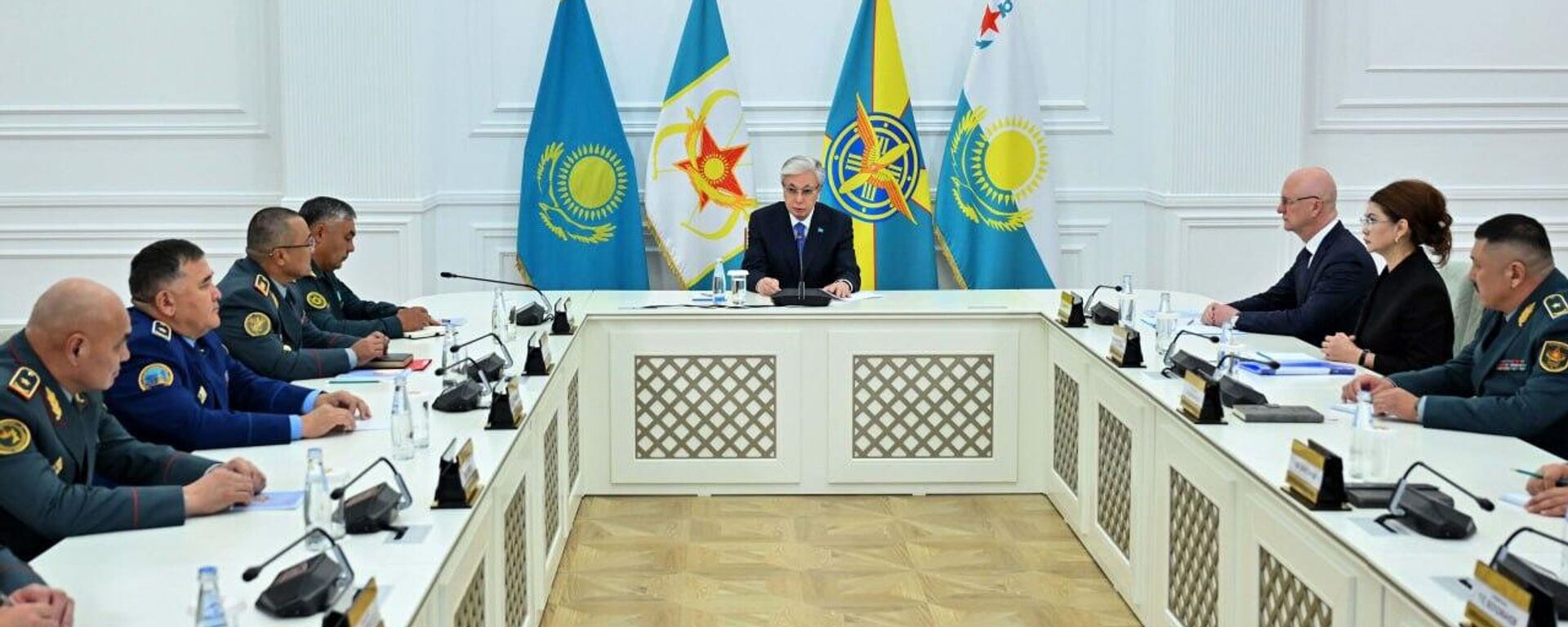 Президент – ҚР Қарулы Күштерінің Жоғарғы Бас Қолбасшысы Қасым-Жомарт Тоқаев қорғаныс ведомствосының басшылық құрамымен кеңес өткізді Президент – ҚР Қарулы Күштерінің Жоғарғы Бас Қолбасшысы Қасым-Жомарт Тоқаев қорғаныс ведомствосының басшылық құрамымен кеңес өткізді - Sputnik Қазақстан, 1920, 27.09.2026