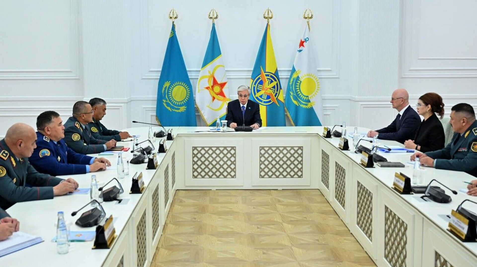 Президент – ҚР Қарулы Күштерінің Жоғарғы Бас Қолбасшысы Қасым-Жомарт Тоқаев қорғаныс ведомствосының басшылық құрамымен кеңес өткізді Президент – ҚР Қарулы Күштерінің Жоғарғы Бас Қолбасшысы Қасым-Жомарт Тоқаев қорғаныс ведомствосының басшылық құрамымен кеңес өткізді - Sputnik Қазақстан, 1920, 27.09.2026