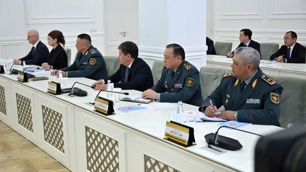 Президент – ҚР Қарулы Күштерінің Жоғарғы Бас Қолбасшысы Қасым-Жомарт Тоқаев қорғаныс ведомствосының басшылық құрамымен кеңес өткізді - Sputnik Қазақстан