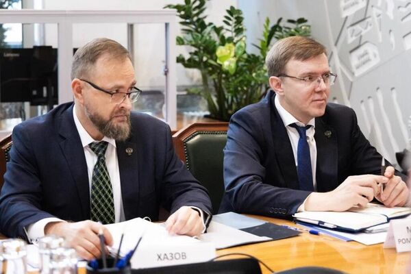 Министр энергетики РФ Сергей Цивилев провел встречу с министром нефти Ирана Мохсеном Пакнежадом Министр энергетики РФ Сергей Цивилев провел встречу с министром нефти Ирана Мохсеном Пакнежадом - Sputnik Казахстан