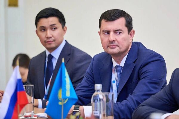 Ольга Любимова и Арман Кырыкбаев встретились на полях XII Санкт-Петербургского международного форума объединенных культур Ольга Любимова и Арман Кырыкбаев встретились на полях XII Санкт-Петербургского международного форума объединенных культур - Sputnik Казахстан