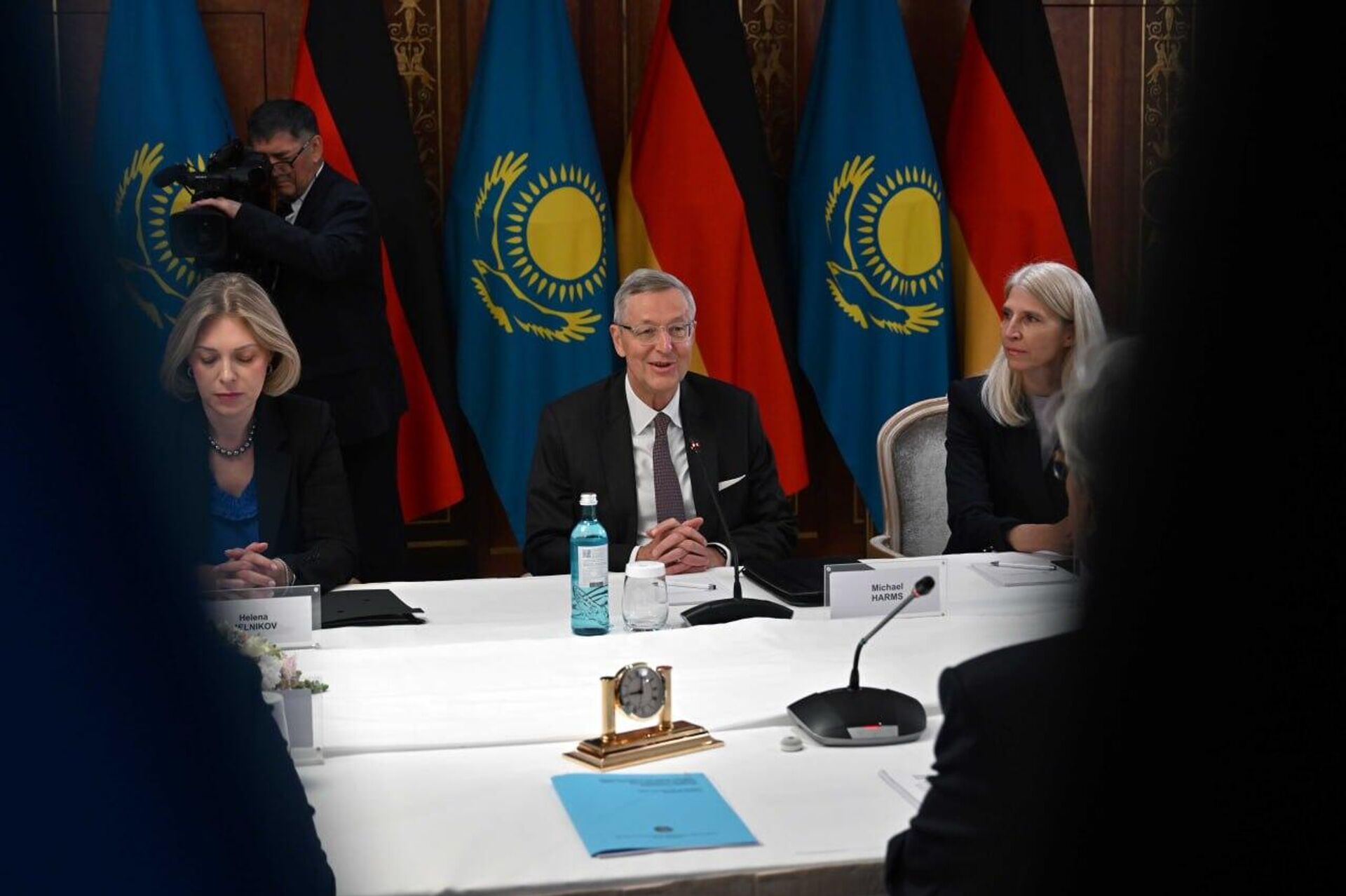 Президент встретился с руководителями германских экономических ассоциаций и финансовых институтов Президент встретился с руководителями германских экономических ассоциаций и финансовых институтов - Sputnik Казахстан, 1920, 29.09.2026