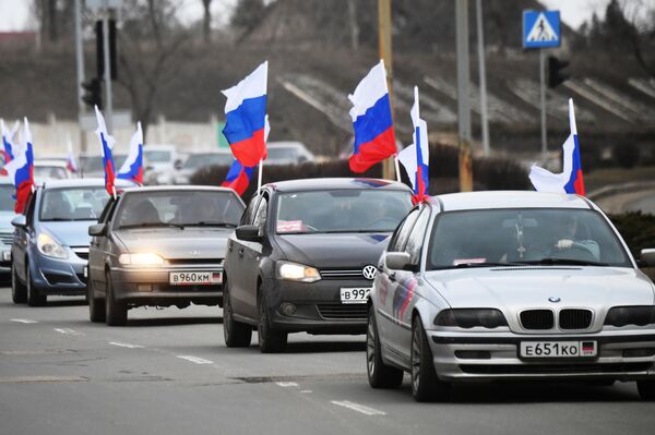 Жители Донецка и Луганска празднуют признание Россией ДНР и ЛНР Жители Донецка и Луганска празднуют признание Россией ДНР и ЛНР - Sputnik Казахстан