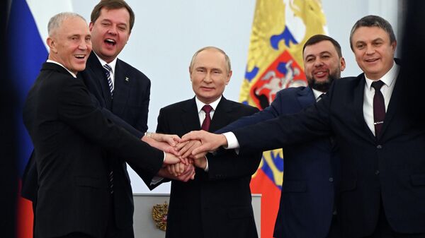 Церемония подписания договоров о вхождении в РФ ДНР, ЛНР, Запорожской и Херсонской областей состоялась в Кремле - Sputnik Казахстан