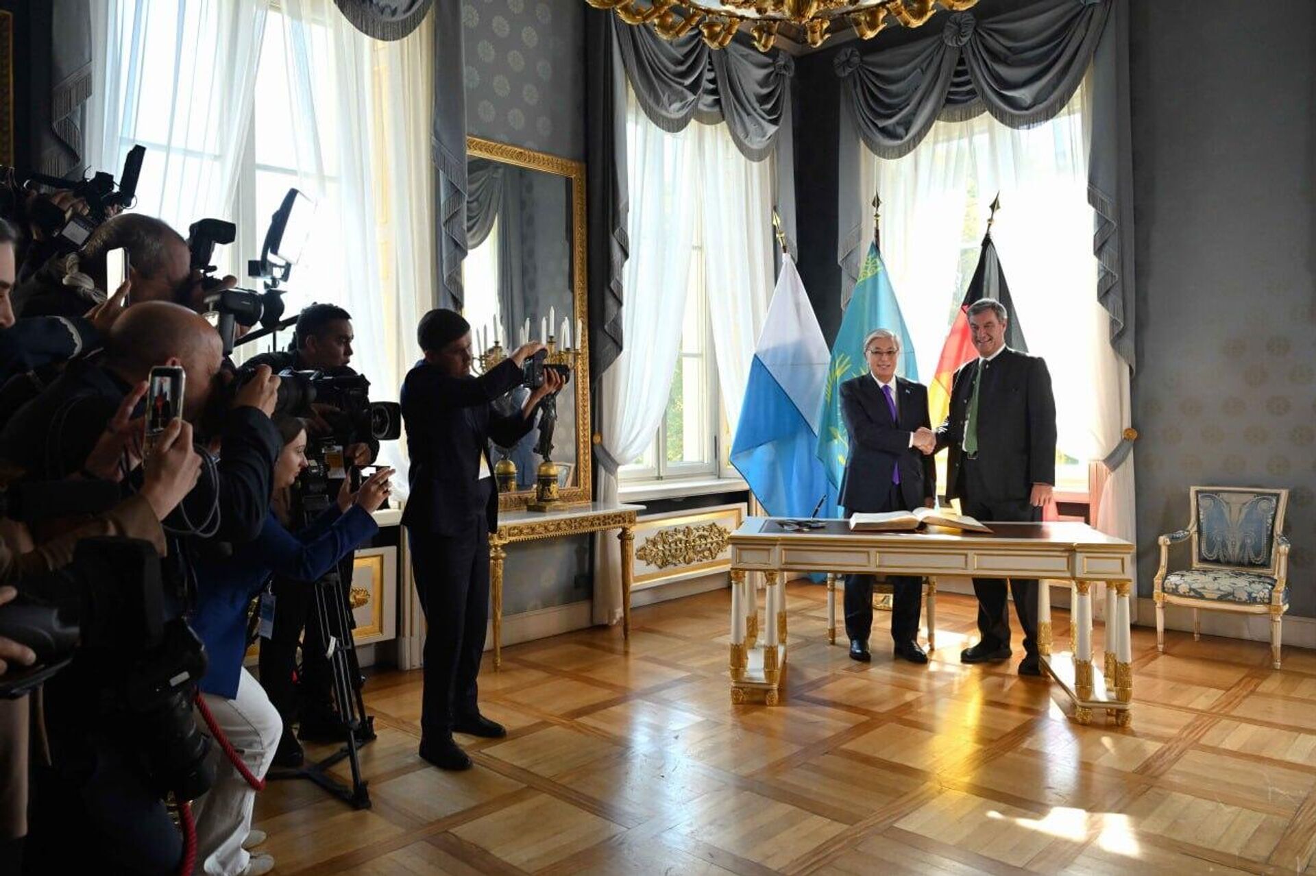 Президент Казахстана провел встречу с Премьер-министром Баварии Маркусом Зёдером Президент Казахстана провел встречу с Премьер-министром Баварии Маркусом Зёдером - Sputnik Казахстан, 1920, 30.09.2026