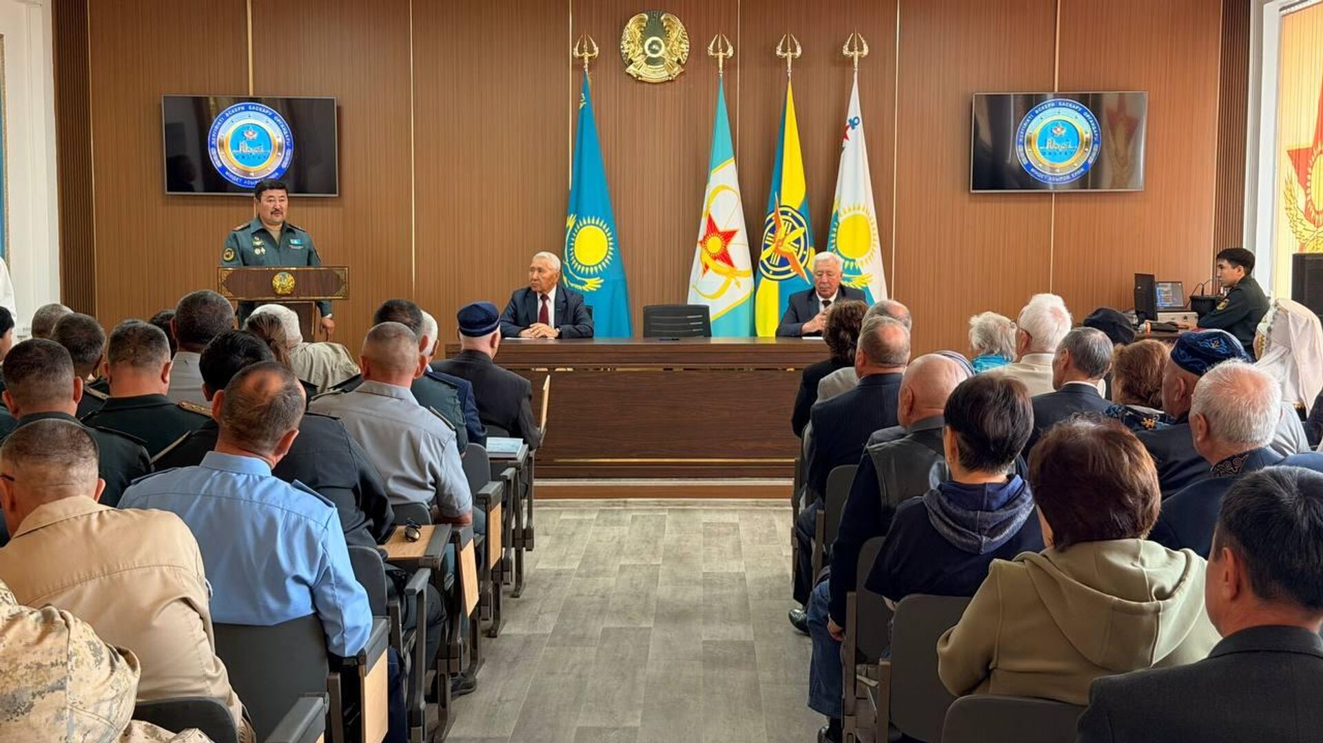 В Усть-Каменогорске военнослужащие поздравили представителей старшего поколения с Днем пожилых людей В Усть-Каменогорске военнослужащие поздравили представителей старшего поколения с Днем пожилых людей - Sputnik Казахстан, 1920, 01.10.2026