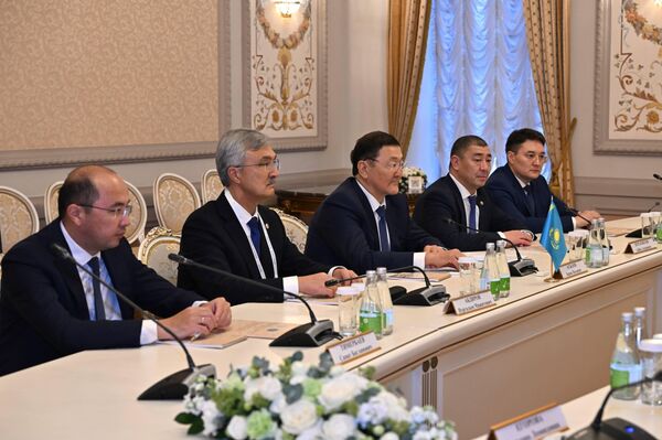 Встреча генпрокуроров России и Казахстана Александра Гуцана и Берика Асылова Встреча генпрокуроров России и Казахстана Александра Гуцана и Берика Асылова - Sputnik Казахстан