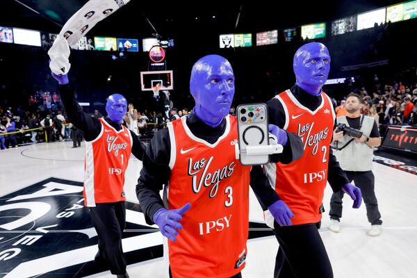 Участники Blue Man Group идут по площадке после того, как команда "Лас-Вегас Эйсес" обыграла "Индиана Фивер" в первом матче серии первого раунда плей-офф женской WNBA в Лас-Вегасе. - Sputnik Казахстан