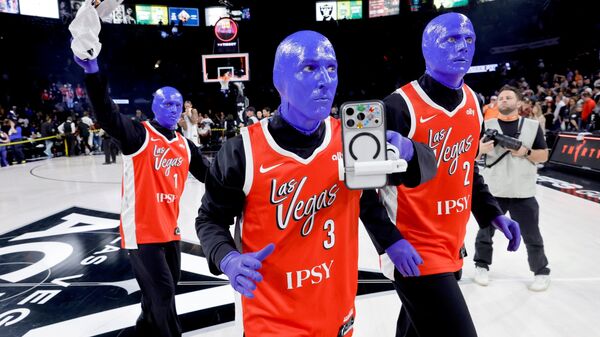 Участники Blue Man Group идут по площадке после того, как команда Лас-Вегас Эйсес обыграла Индиана Фивер в первом матче серии первого раунда плей-офф женской WNBA в Лас-Вегасе - Sputnik Казахстан
