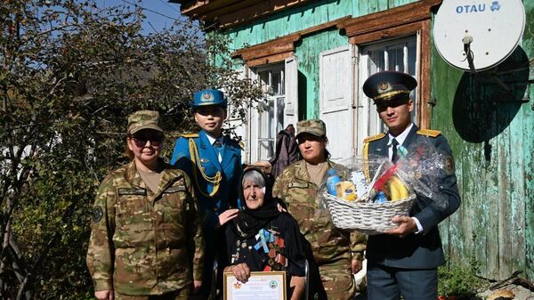 Военнослужащие поздравили ветеранов ВОВ в Усть-Каменогорске и Туркестане Военнослужащие поздравили ветеранов ВОВ в Усть-Каменогорске и Туркестане - Sputnik Казахстан