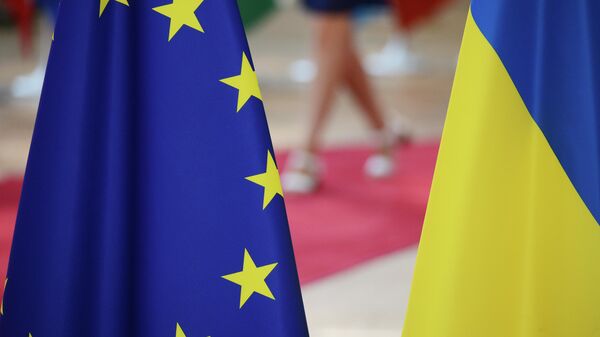 Флаги Украины и Европейского Союза - Sputnik Қазақстан