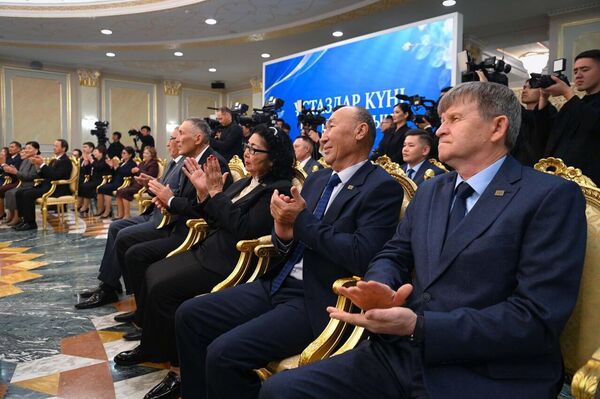 Ақордада ұстаздардың кәсіби мерекесіне орай салтанатты іс-шара өтті Ақордада ұстаздардың кәсіби мерекесіне орай салтанатты іс-шара өтті - Sputnik Қазақстан