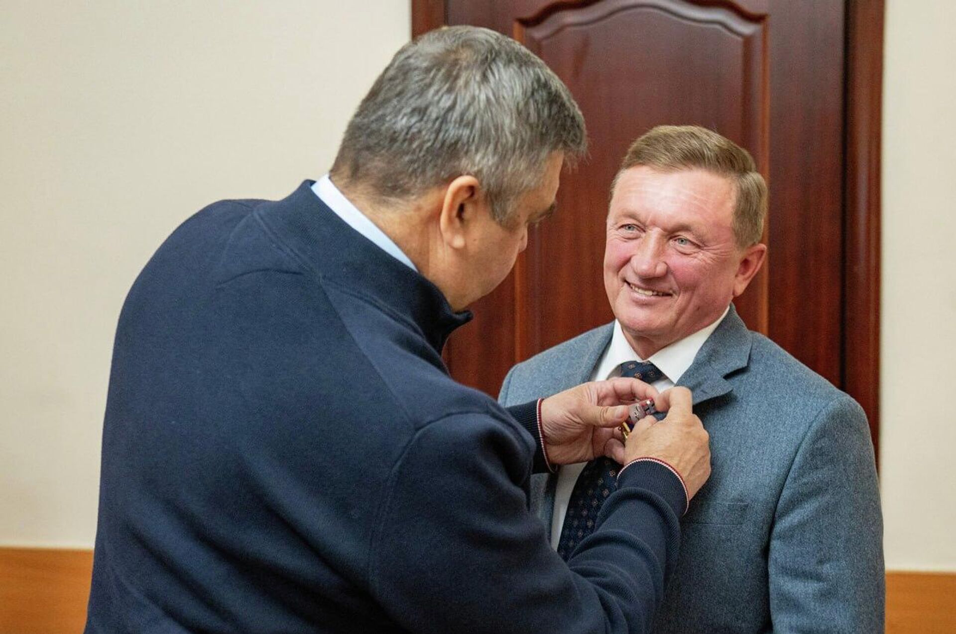 Ветерана ОВД Александра Белянова награждают орденом “За благородство помыслов и дел” - Sputnik Казахстан, 1920, 05.10.2026