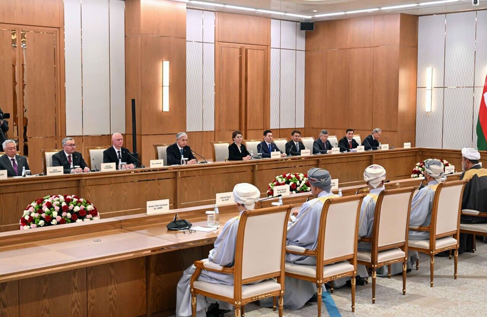 Касым-Жомарт Токаев и Хайсам бен Тарик Аль Саид провели переговоры в расширенном составе - Sputnik Казахстан, 1920, 06.10.2026