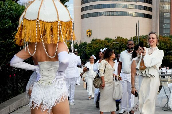 Участники прибывают на мероприятие Diner en Blanc в Нью-Йорке. - Sputnik Казахстан