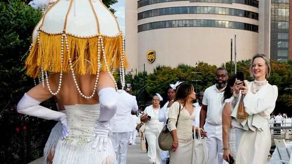 Участники прибывают на мероприятие Diner en Blanc в Нью-Йорке - Sputnik Казахстан