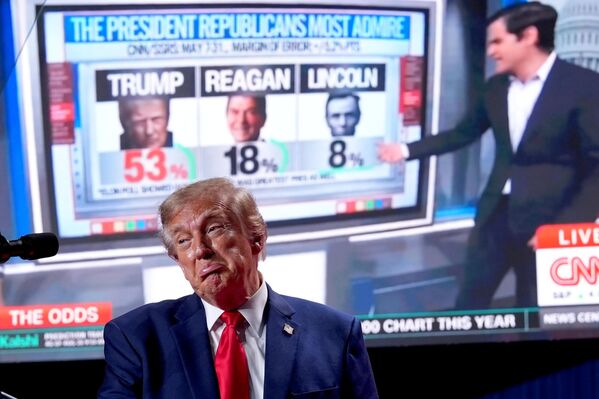 Президент Дональд Трамп реагирует на видео, демонстрируемое на экране во время предвыборного митинга в комплексе "Фримен Колизеум" в Сан-Антонио. - Sputnik Казахстан
