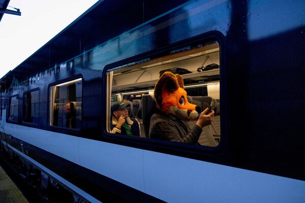 Тревел-блогер Foxpresso в костюме лисы отправляется в Портленд на поезде Amtrak Cascades в первый день эксплуатации новых составов Amtrak Airo, Сиэтл, штат Вашингтон. - Sputnik Казахстан