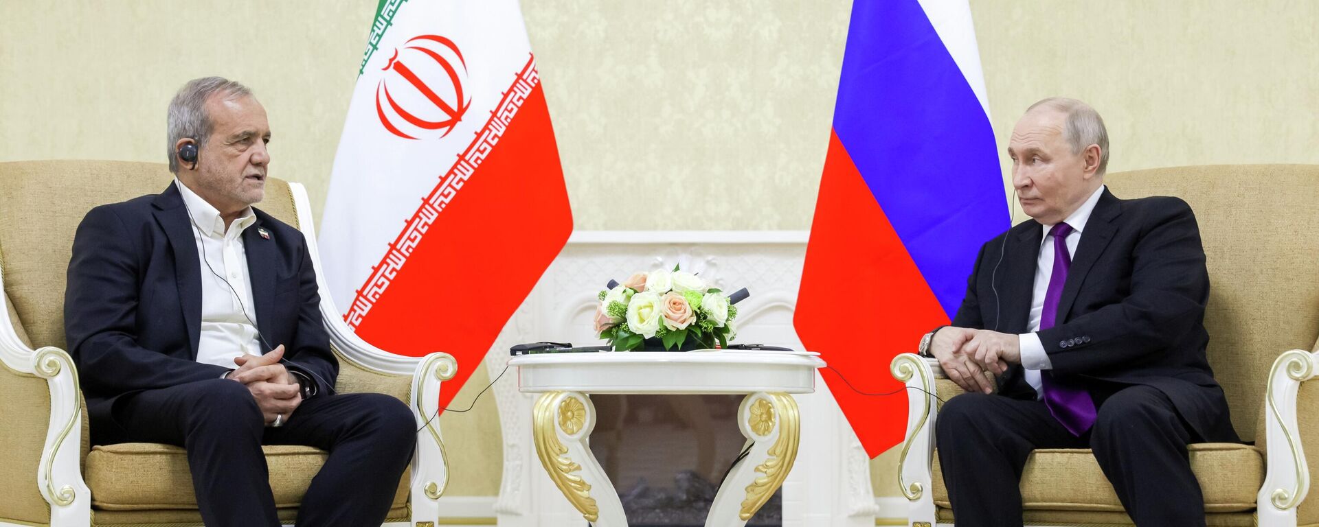 Президент РФ Владимир Путин и президент Ирана Масуд Пезешкиан (слева) во время встречи в Туркменбаши - Sputnik Казахстан, 1920, 09.10.2026
