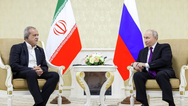 Президент РФ Владимир Путин и президент Ирана Масуд Пезешкиан (слева) во время встречи в Туркменбаши - Sputnik Казахстан