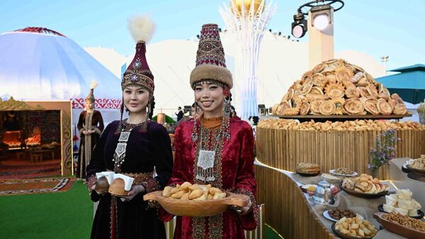 Түрікменстанда Каспий жағалауына Бәйтеректің көшірмесі қойылды - Sputnik Қазақстан
