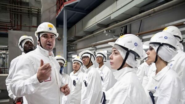Студенты из Казахстана, Кыргызстана и Узбекистана побывали в реакторном зале Белоярской АЭС - Sputnik Казахстан