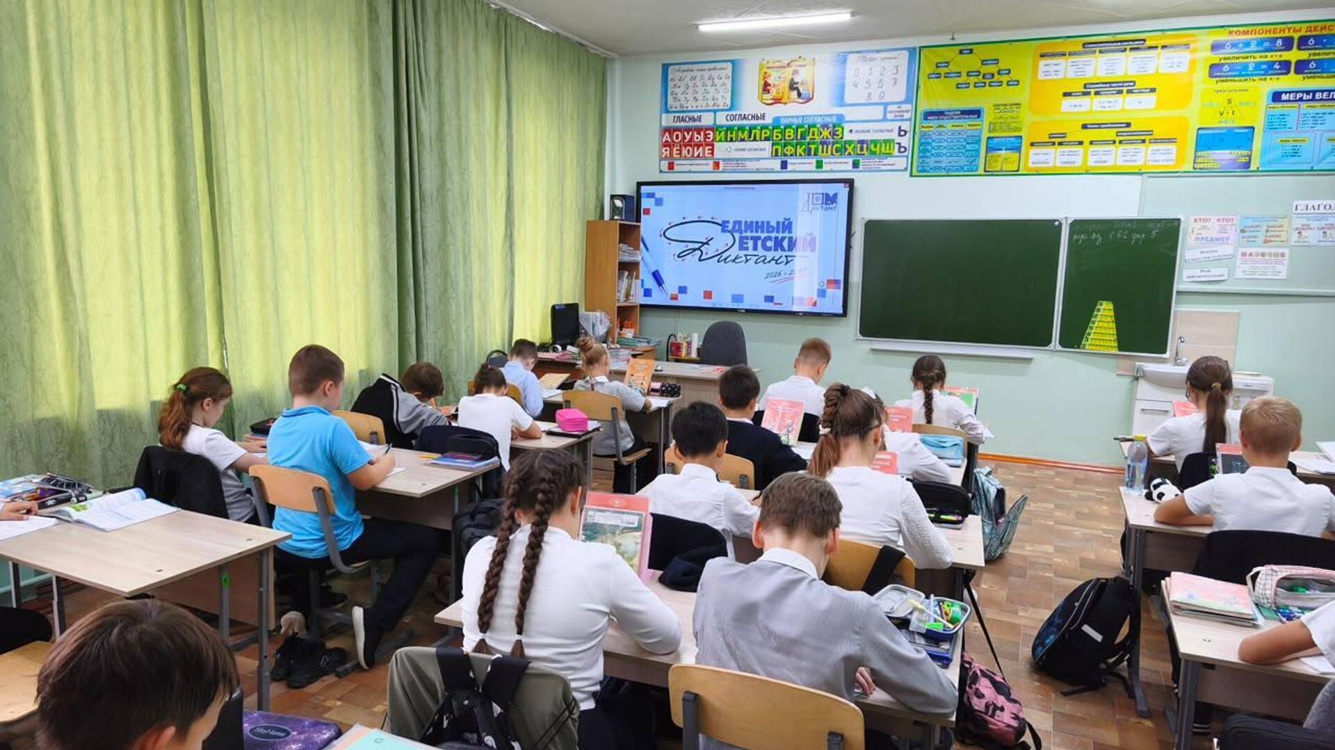 Более 3 тысяч школьников Казахстана написали Единый детский диктант - 2026 Более 3 тысяч школьников Казахстана написали Единый детский диктант - 2026 - Sputnik Казахстан, 1920, 14.10.2026