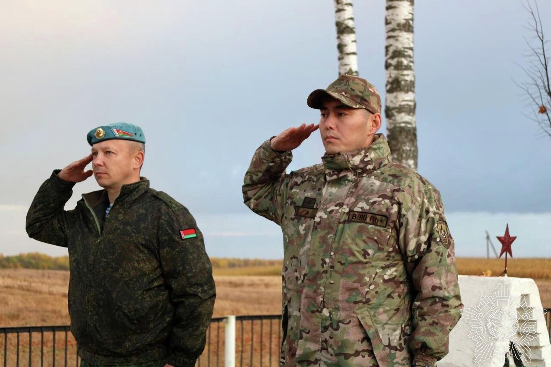 Казахстанский офицер Сайдахмет Казыбек почтил память своего прадеда во время учений Нерушимое братство-2026 в Беларуси
Казахстанский офицер Сайдахмет Казыбек почтил память своего прадеда во время учений Нерушимое братство-2026 в Беларуси
- Sputnik Казахстан, 1920, 14.10.2026