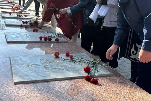 Мемориал советским воинам восстановили в Таразе Мемориал советским воинам восстановили в Таразе - Sputnik Казахстан